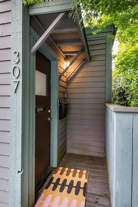 Cozy Capitol Hill Cottage Seattle